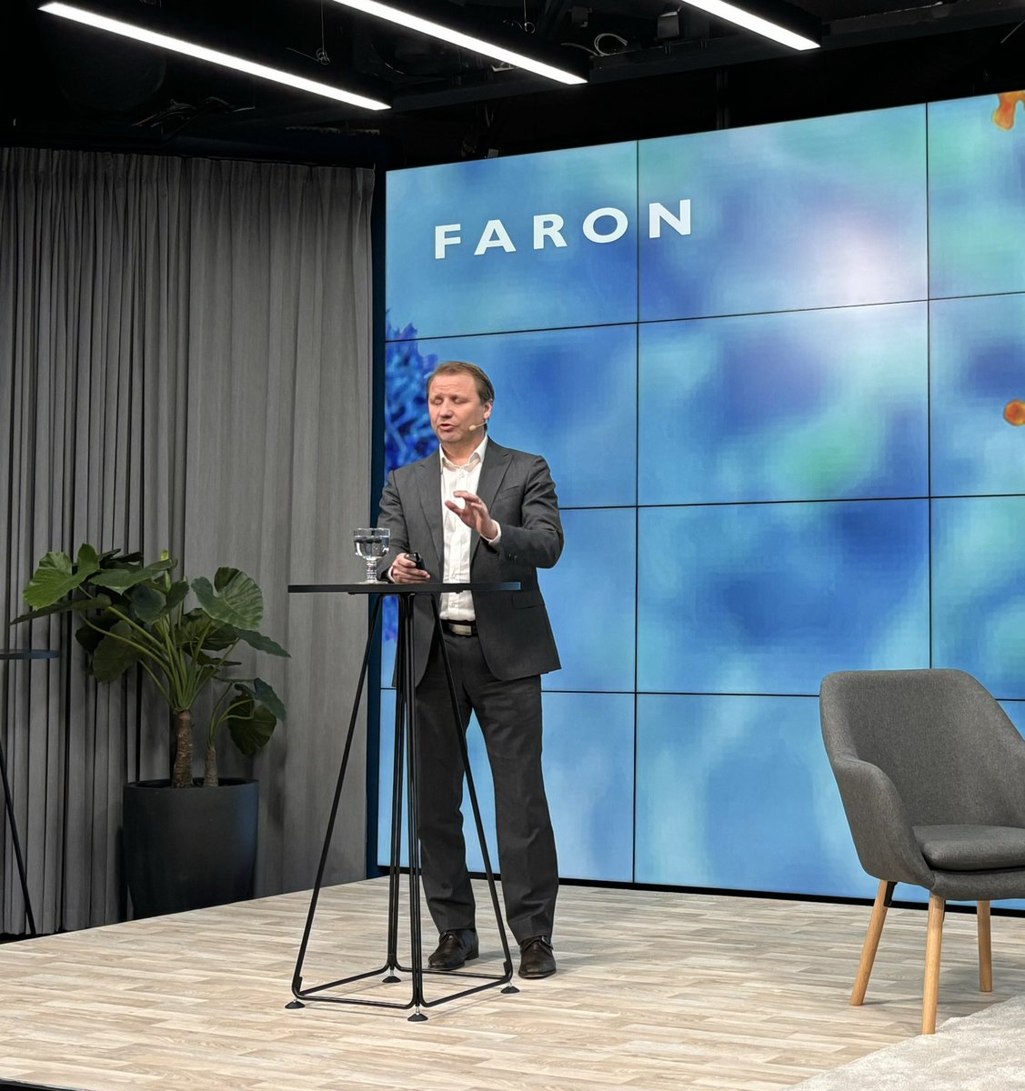 zijoittaja's tweet photo. Faronin Tj Juho đŚśnen avaa tilaisuuden #FaronCMD https://t.co/TWncSaEKzQ