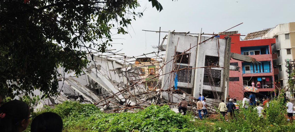 CivicOp_india's tweet photo. One more under-construction building collapsed in East Bengaluru #ITCorridor where building approvals have a slum-level process! The Babu-Political nexus has created an #ITSlum with no basic public infrastructure! Praying for laborers who are trapped! 🙏
 https://t.co/LjMDlFEOeb