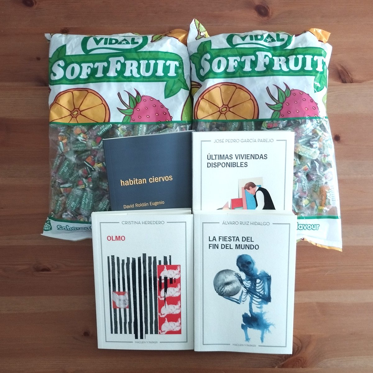 Tenemos preparados los caramelos, el disfraz para Halloween, los carteles... y, no menos importante, nuestras nuevas publicaciones para empezar este jueves 24 la Feria del Libro de Sevilla. En los Jardines de Murillo hasta el domingo 3 de noviembre. ¡Te esperamos en la caseta 27!