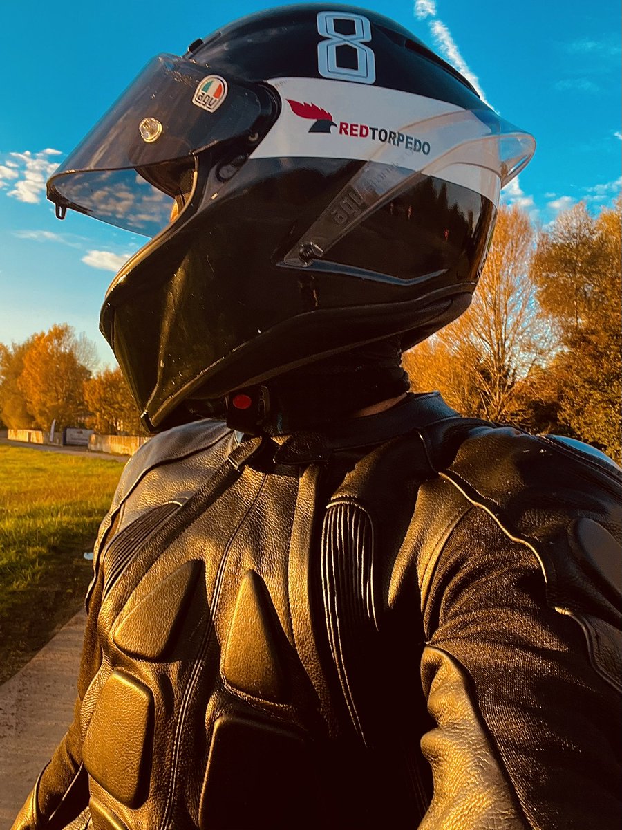 Shades of autumn light 🍁
#biker #autumn2024