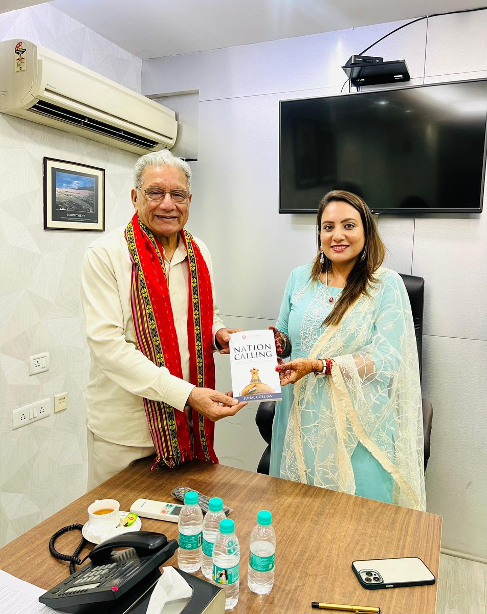 sonalgoelias's tweet photo. Delighted to have met the esteemed Director General of Institute Of Directors , former IAS Officer of West Bengal Cadre Sh Ashok Kapur ✨ 
His remarkable journey and dedication to public service is an inspiration to all of us striving to make a difference 🙌

I had the privilege of presenting my book, “Nation Calling - Holistic Approach to UPSC Civil Services Examination,” to Sir , 
and I was deeply honored by his invaluable insights on governance and leadership📚💐 
Our conversation reaffirmed the importance of commitment , perseverance, and a vision for nation-building 🌟

@iodglobal 

#NationCalling 🇮🇳 #LeadershipInAction #NationBuilding #CivilServices #VisionaryLeadership