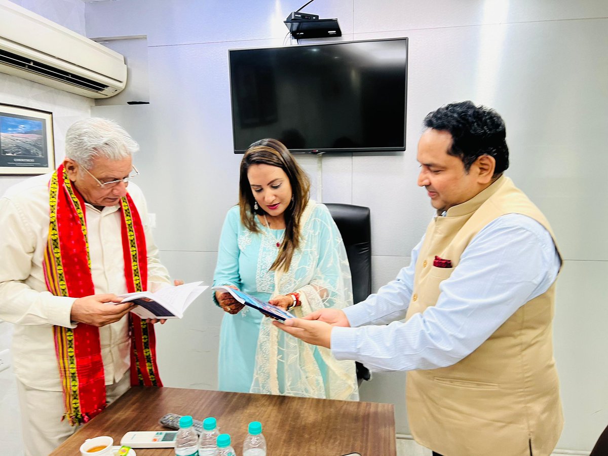 sonalgoelias's tweet photo. Delighted to have met the esteemed Director General of Institute Of Directors , former IAS Officer of West Bengal Cadre Sh Ashok Kapur ✨ 
His remarkable journey and dedication to public service is an inspiration to all of us striving to make a difference 🙌

I had the privilege of presenting my book, “Nation Calling - Holistic Approach to UPSC Civil Services Examination,” to Sir , 
and I was deeply honored by his invaluable insights on governance and leadership📚💐 
Our conversation reaffirmed the importance of commitment , perseverance, and a vision for nation-building 🌟

@iodglobal 

#NationCalling 🇮🇳 #LeadershipInAction #NationBuilding #CivilServices #VisionaryLeadership