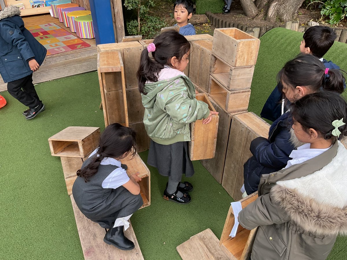 CedarclassESI's tweet photo. Reception children decided to build a house. Team work! https://t.co/WvIcZsmVnN