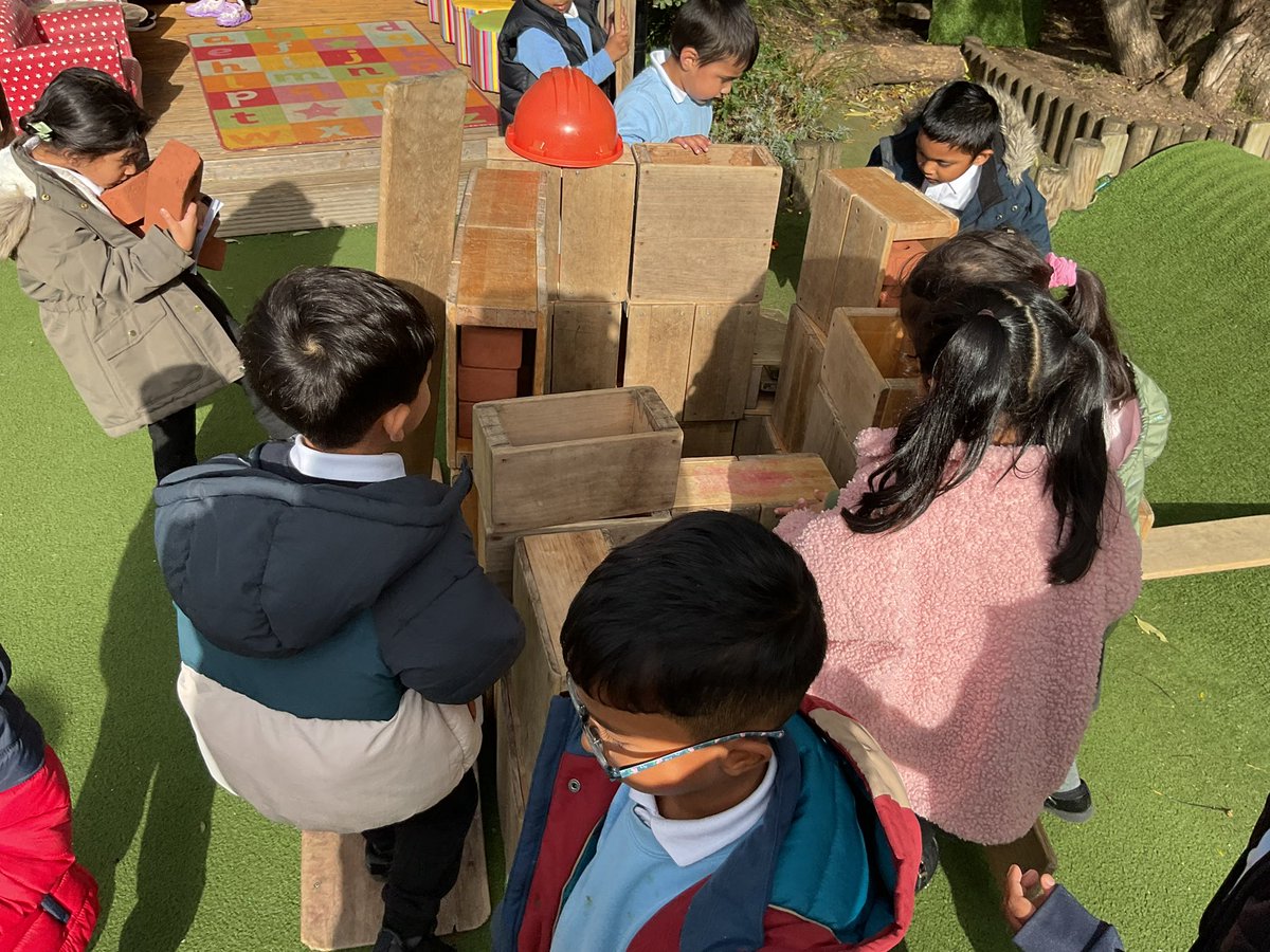 CedarclassESI's tweet photo. Reception children decided to build a house. Team work! https://t.co/WvIcZsmVnN