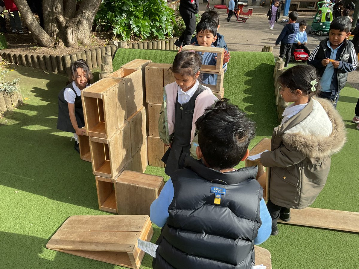 CedarclassESI's tweet photo. Reception children decided to build a house. Team work! https://t.co/WvIcZsmVnN