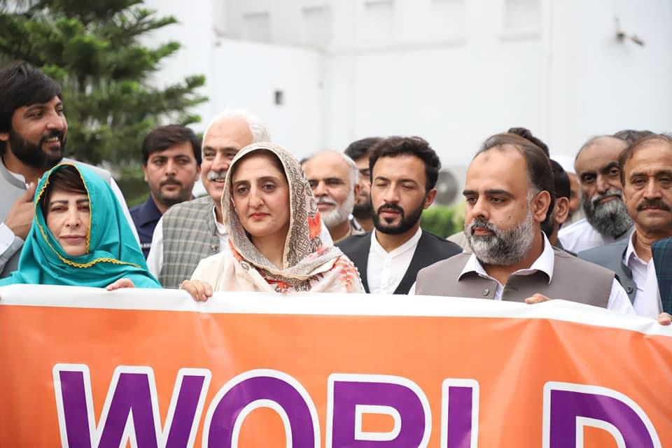QasimAliShah81's tweet photo. صوبائی اسمبلی خیبر پختونخوا میں
پولیو کے عالمی دن کی مناسبت سے خیبرپختونخوا اسمبلی میں آگاہی واک کا انعقاد۔ واک میں صوبائی وزیر سید قاسم علی شاہ اور ساتھ ممبران صوبائی اسمبلی، صوبائی وزراء سمیت ڈپٹی اسپیکر اسمبلی ثریا بی بی کی شرکت۔
#PTI #SQAS #PK81 #EndPolio https://t.co/l7m3pR8Oxe