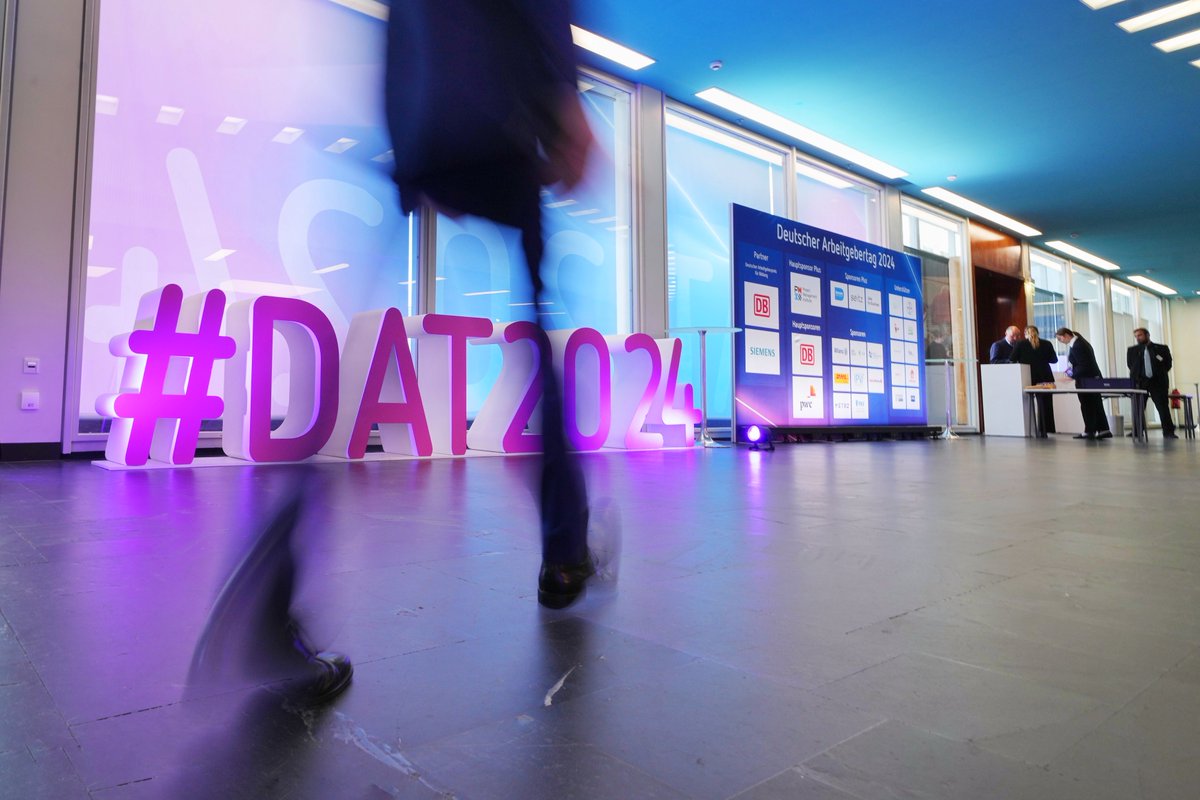 SiemensDE's tweet photo. Um 14:45 Uhr nimmt unsere CPSO Judith Wiese auf dem #DAT2024 am Panel zum Thema "Wie kann Deutschland wieder Bildungsspitze werden? Wie können wir die Leistungsträger von morgen ausbilden?" teil. Hier per Livestream verfolgen 👉 https://t.co/ty2roh1G8u
Bildnachweis: BDA @DieBDA https://t.co/jWot5ZxNVW