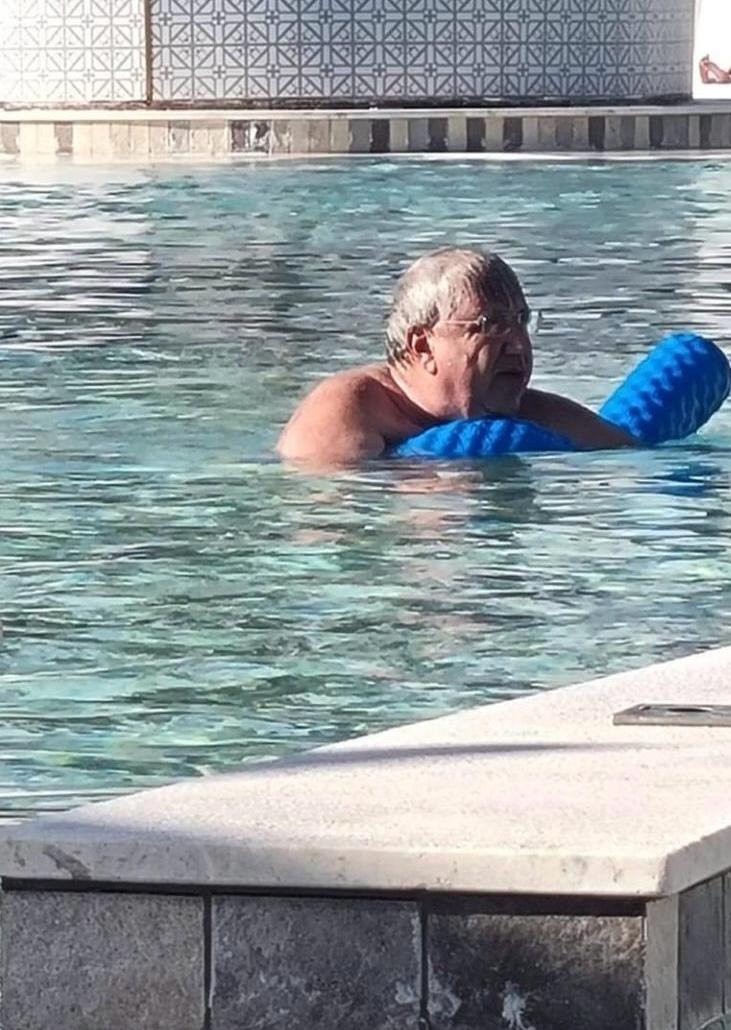 מעולם לא נתפסתי מאזין מרצוני להגיגיו של הדולפין הנ"ל, אבל היום הוא התעלה גם על התחתיות של עצמו. בני גנץ וגדי איזנקוט הם, לדבריו, "כמעט נציגיו של סנוואר בקבינט". 
ככה זה נשמע, בערך: 
"אני הרי תמיד אמרתי... שגדי איזנקוט ובני גנץ הם משקולת רבה על הקבינט, הם הפעילו שם כוחות אדירים,