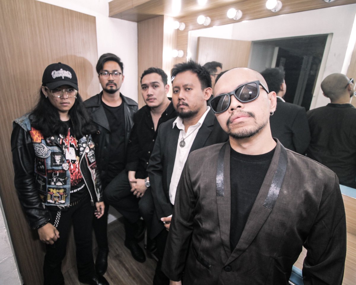 Terima kasih sebesar-besarnya utk <a href="/limunas/">Liga Musik Nasional</a> dan Mr. <a href="/doddyhamson/">Doddy Hamson</a>!
Really clinical game for us, anyway. Excited plus nervous gak ketolong lho. 🥶 
Sejarah baru telah tersemat di perjalanan musik kami. Hats off!
✨✨❤️❤️🌻🌻

📸 manja: <a href="/FahmiR15_/">Bersamafahmi15</a>