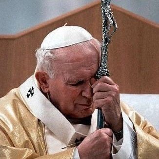 manodooceu's tweet photo. Santo dia com "S" de "Santo não é aquele que não cai, mas aquele que mesmo caindo não desiste de levantar". Acredite, você é chamado a ser santo. O céu é teu! 
Viva São João Paulo II!  ♥️ https://t.co/P6du7YZdSO
