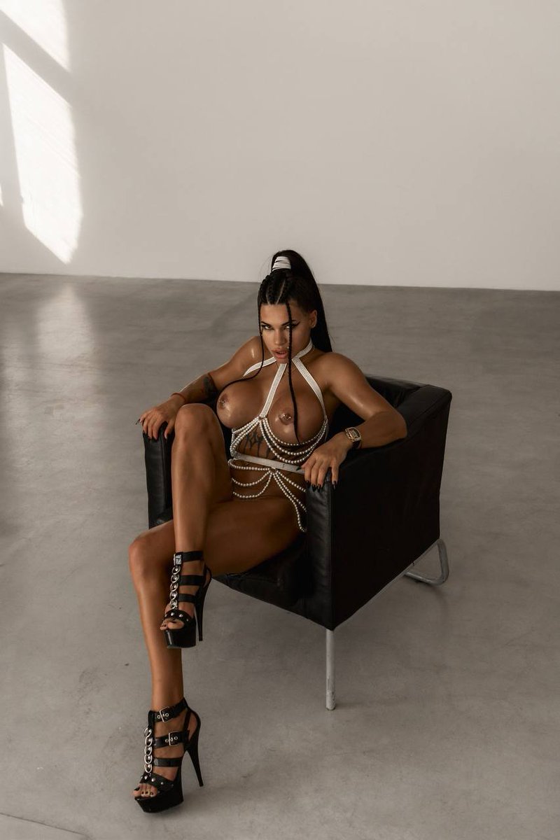 Sun-kissed and seductive ☀️💋