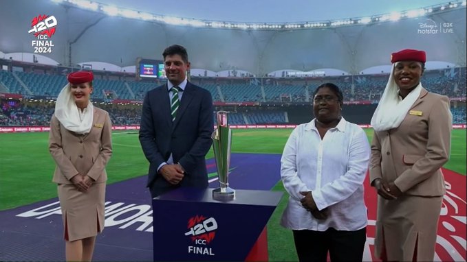 CRICUPDATER77's tweet image. Alaistair Cook With Neetu David.

#Cricket #AlaistairCook #NeetuDavid #SAvNZ #woment20worldcup2024final #woment20worldcup2024