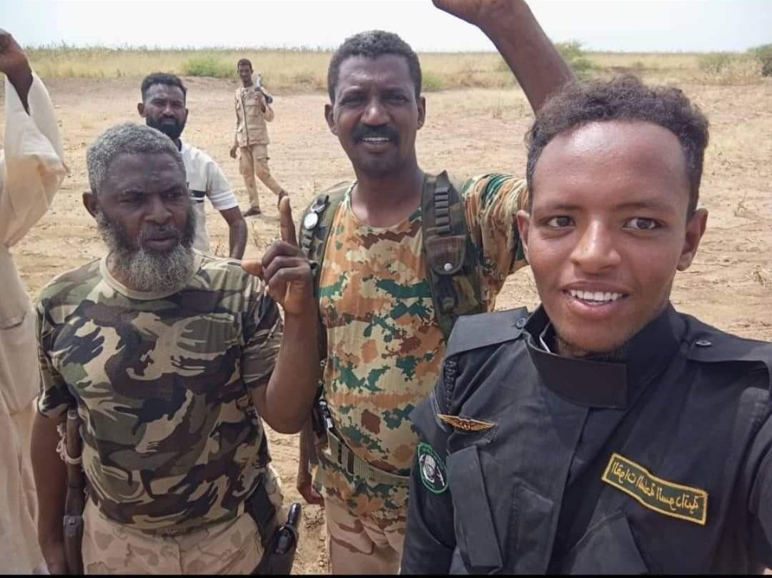 لو صحت الانباء عن مشاركة كيكل بجانب الجيش اليوم في محاولة تحرير تمبول فدي بصدق شغله فارغة ساي ، ودي مرحلة العبث بالعبثية في روحها 

بعيدا عن تقديرات التلاتبيز وابطال الديجتال الي ممكن يكونوا شايفين انو الجيش ساق كيكل عشان يحاسبه على الحق الخاص بعد تحرير تمبول !
زول اديتو سلاح