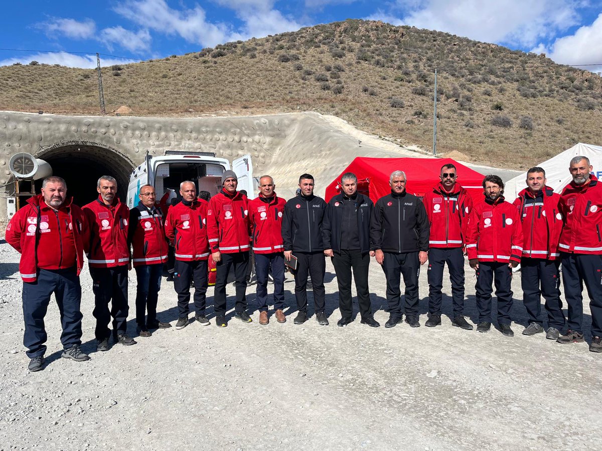 <a href="/tcmeb/">Millî Eğitim Bakanlığı</a> <a href="/meb_dhgm/">Destek Hizmetleri Genel Müdürlüğü</a> <a href="/Yusuf__Tekin/">Yusuf Tekin</a> <a href="/ozkan_meb/">Özkan AVCI</a> <a href="/ALTINKAYNAK26/">İsmail ALTINKAYNAK</a> İSGB MEB Akup Ekibi olarak  Valimiz ,İl Müdürümüz, AFAD İl Müdürümüz ve Yerköy Kaymakamımızın katılımlarıyla, Umke, Afad,Kızılay ve Belediyemiz işbirligiyle Yerköy/Kayseri Hızlı tren hattında tünel tatbikatı gerçekleştirdik