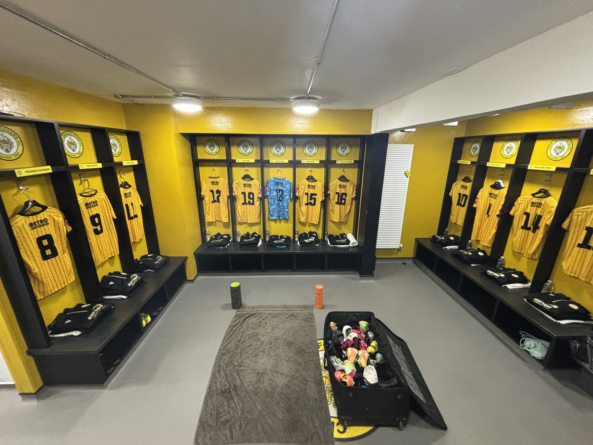 PaddyGray06's tweet image. All set for this evenings huge game as @OfficialWands face Whitehawk! 

COYW 🧡🖤