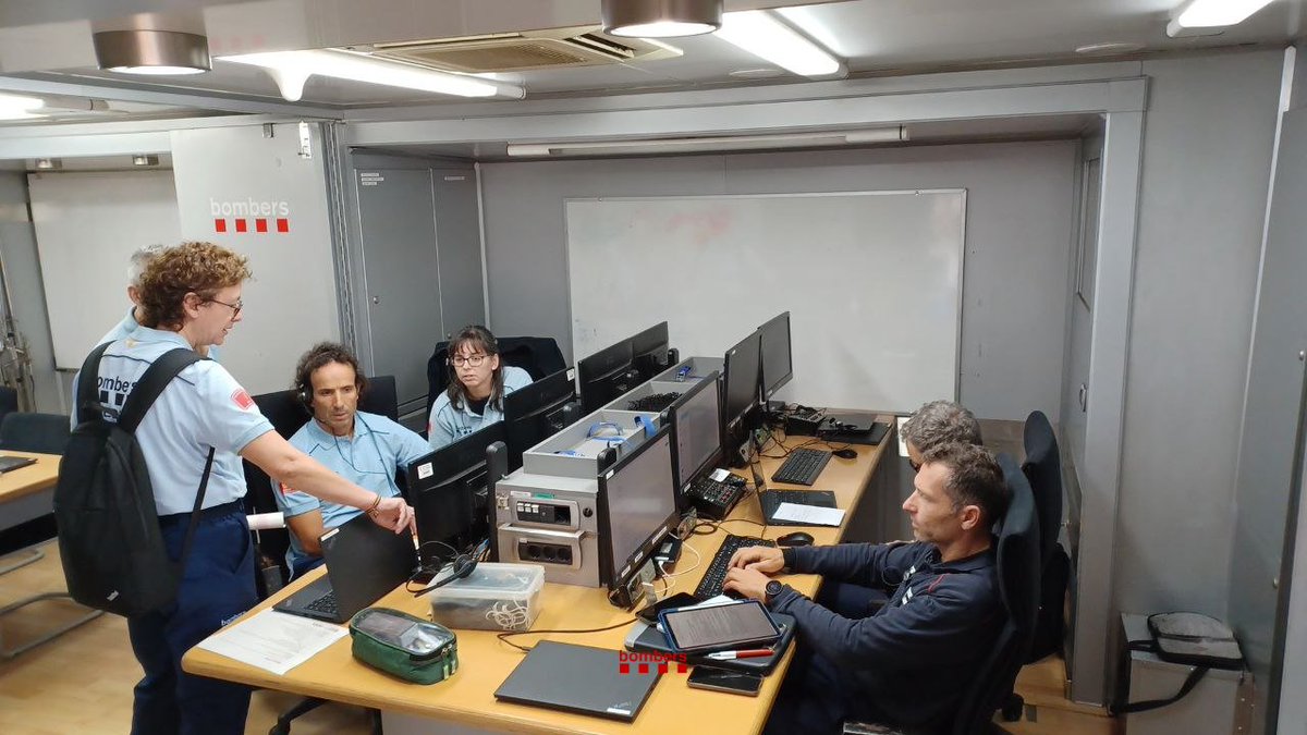 bomberscat's tweet photo. Durant l’exercici hem simulat un centre de comandament #CCB a les instal·lacions del Complex Central de Bombers a Cerdanyola del Vallès. Per a la gestió de l’escenari fictici s’hi han desplegat recursos del #GROS i #TEOC.
#SISCOM4 #bomberscat https://t.co/AakZEre22F