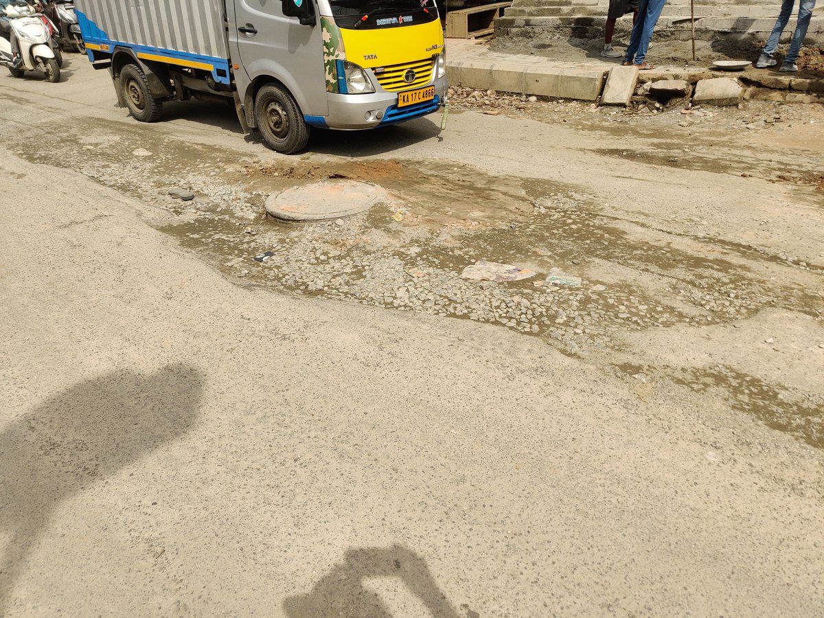ghoshtwits's tweet photo. @MTF_Mobility @BBMPMahadevpura  @WFRising @BBMPCOMM  Sirs, condition of Goshala Rd is pathetic with huge crater sized pothole, garbage &amp; traffic. Rd is ORR to Whitefield Mn Rd connector. No action till date. Kindly look into the issue &amp;help citizens https://t.co/nW57sLEFRQ