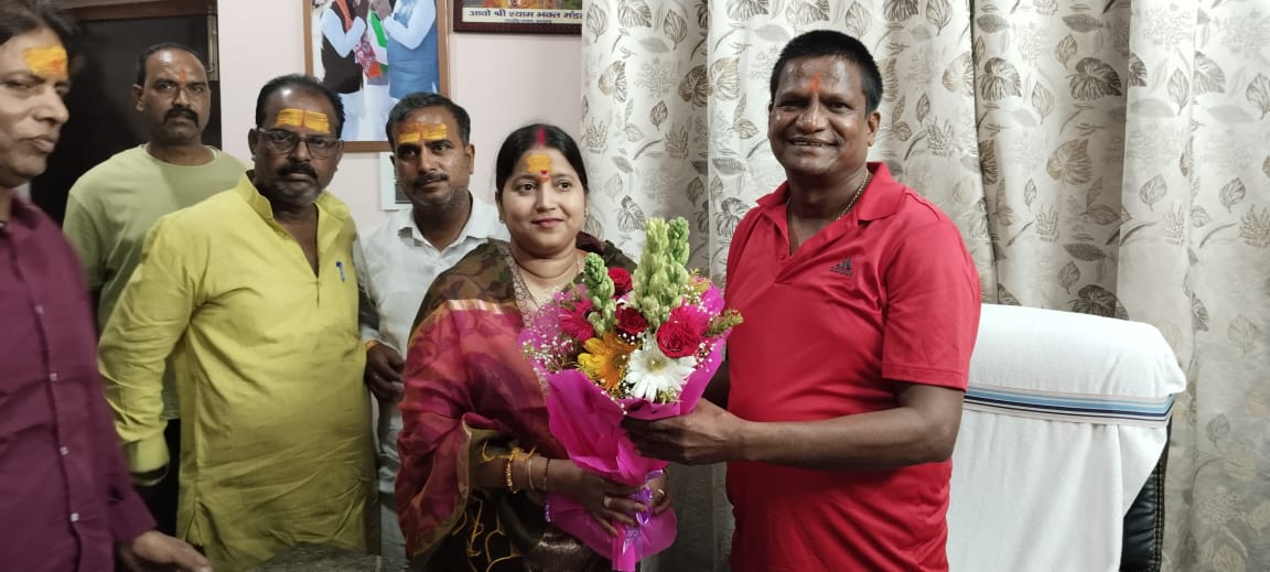 dhullu_mahto's tweet photo. धनबाद के लोकप्रिय विधायक भाई राज सिन्हा जी, झरिया के लोकप्रिय नेत्री सह भाजपा प्रदेश कार्यसमिति सदस्य रागिनी सिंह जी और सिंदरी के लोकप्रिय नेत्री तारा देवी जी को भारतीय जनता पार्टी द्वारा प्रत्याशी बनाये जाने पर हार्दिक बधाई। 

आप सभी को अपने-अपने क्षेत्रों की जनता की सेवा करने का यह अवसर मिला है, इसके लिए शुभकामनाएं। आपके नेतृत्व में विकास की नई राहें खुलेंगी और क्षेत्र की प्रगति सुनिश्चित होगी। ईश्वर से प्रार्थना है कि आपको इस महत्त्वपूर्ण दायित्व में सफलता प्राप्त हो।

@rajsinhabjp 
@RaginiSingh7007