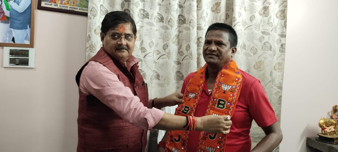 dhullu_mahto's tweet photo. धनबाद के लोकप्रिय विधायक भाई राज सिन्हा जी, झरिया के लोकप्रिय नेत्री सह भाजपा प्रदेश कार्यसमिति सदस्य रागिनी सिंह जी और सिंदरी के लोकप्रिय नेत्री तारा देवी जी को भारतीय जनता पार्टी द्वारा प्रत्याशी बनाये जाने पर हार्दिक बधाई। 

आप सभी को अपने-अपने क्षेत्रों की जनता की सेवा करने का यह अवसर मिला है, इसके लिए शुभकामनाएं। आपके नेतृत्व में विकास की नई राहें खुलेंगी और क्षेत्र की प्रगति सुनिश्चित होगी। ईश्वर से प्रार्थना है कि आपको इस महत्त्वपूर्ण दायित्व में सफलता प्राप्त हो।

@rajsinhabjp 
@RaginiSingh7007