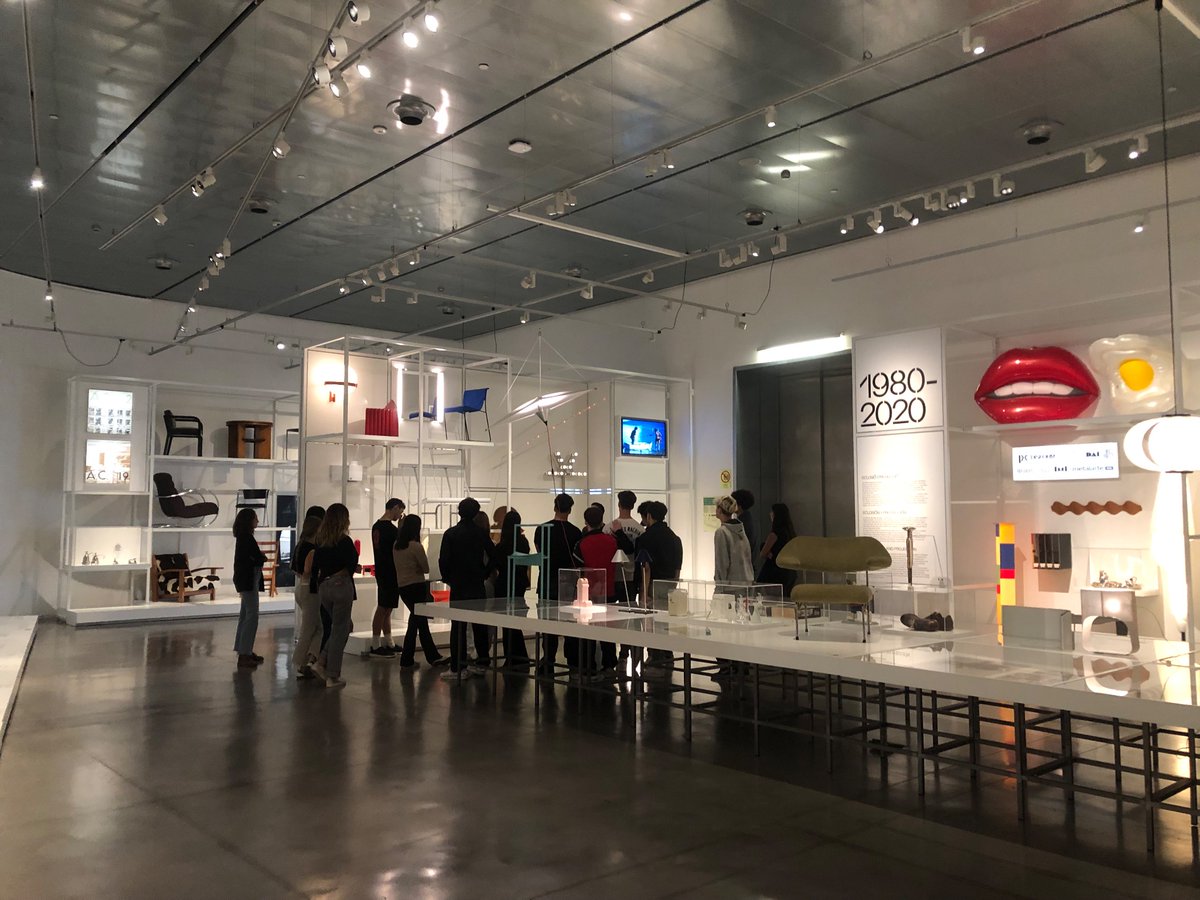 Per celebrar la <a href="/BcnDesignWeek/">Barcelona Design Week</a>, l’alumnat de la matèria de batxillerat artístic de Disseny hem anat al <a href="/dissenyhub/">Disseny Hub Barcelona</a> a aprendre a valorar els objectes segons estètica, funcionalitat i context social. (Hauríem demanat uns quants mobles per casa o l’escola, però ens hem controlat.)