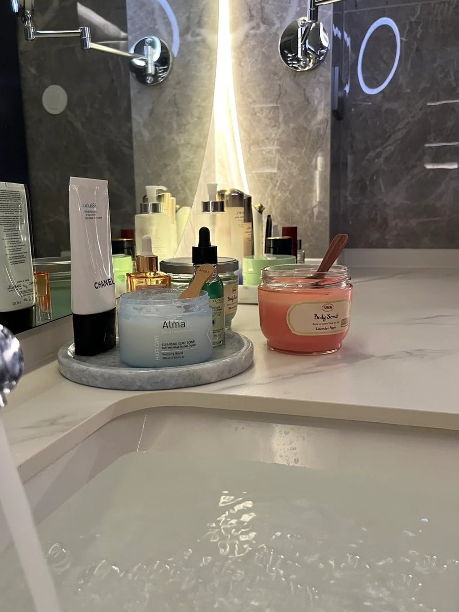 KellyNe2_'s tweet image. 一人で家に居る！この雰囲気がとても好きです