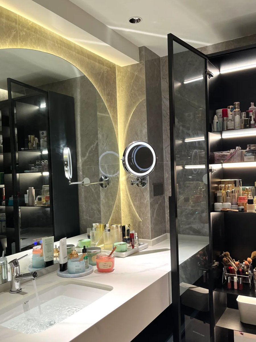 KellyNe2_'s tweet image. 一人で家に居る！この雰囲気がとても好きです