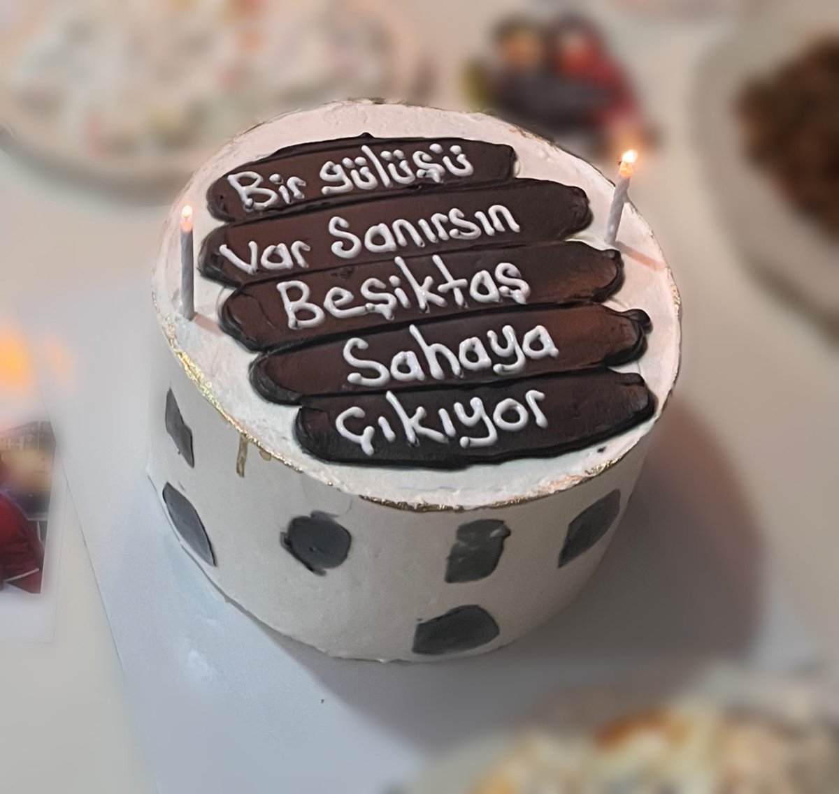 Bu siteye eşimin doğum günü pastasını da atmak nasip oldu 🥹🤍🖤