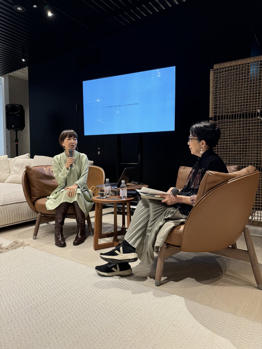 hirobet's tweet image. ラグジュアリーではなく、エレガンス。
心に響く言葉でした。
フレックスフォルムにて、柴田文江さん×木田隆子さんの対談を拝聴しました。
今回の家具デザインのプロセスには温かい人の繋がりがあったそう。
言葉を大切に選びながらお話されるお二人に、自然に寄り添うような時間でした。

#flexform