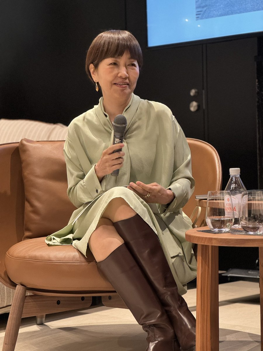 hirobet's tweet image. ラグジュアリーではなく、エレガンス。
心に響く言葉でした。
フレックスフォルムにて、柴田文江さん×木田隆子さんの対談を拝聴しました。
今回の家具デザインのプロセスには温かい人の繋がりがあったそう。
言葉を大切に選びながらお話されるお二人に、自然に寄り添うような時間でした。

#flexform