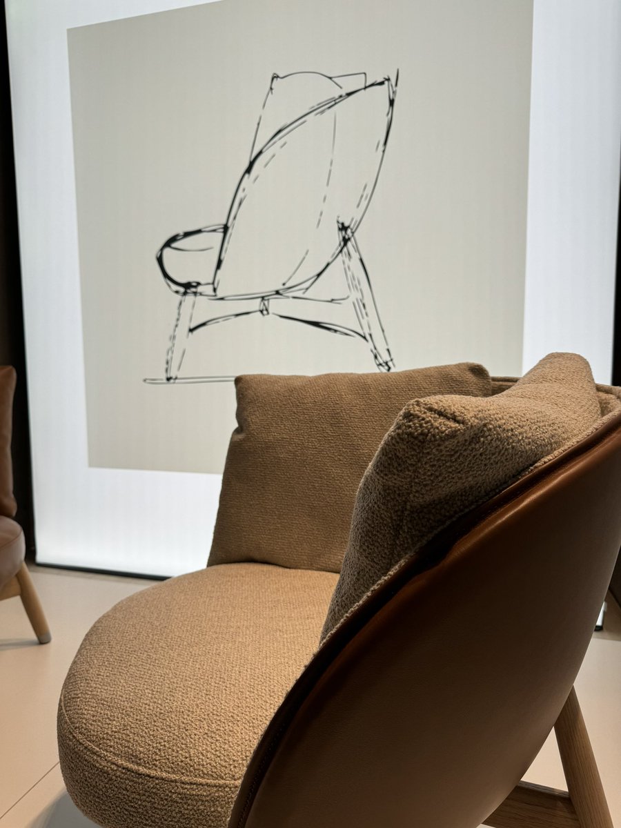 hirobet's tweet image. ラグジュアリーではなく、エレガンス。
心に響く言葉でした。
フレックスフォルムにて、柴田文江さん×木田隆子さんの対談を拝聴しました。
今回の家具デザインのプロセスには温かい人の繋がりがあったそう。
言葉を大切に選びながらお話されるお二人に、自然に寄り添うような時間でした。

#flexform