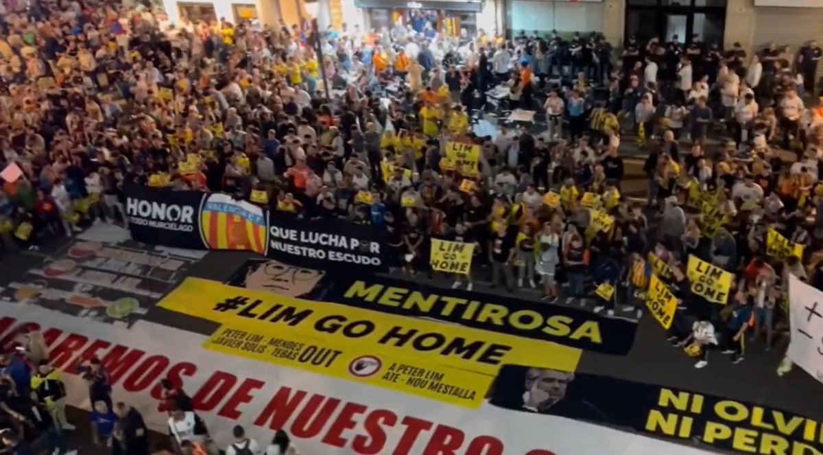 CRAZY RICH ASIA yang MENENGGELAMKAN VALENCIA

Peringatan, ini akan menjadi utas panjang (yang tidak selesai malam ini) yang membahas bagaimana Valencia, salah satu klub besar Spanyol, kini di ambang degradasi setelah 37 musim ada di LaLiga.
----------------------------------