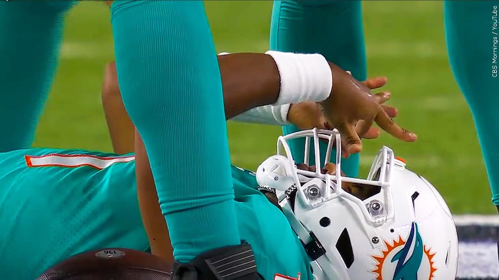 Why is it all black guys feel like they gotta throw up the set at inappropriate times🤷😅 com' on man! Bang bang gang gang