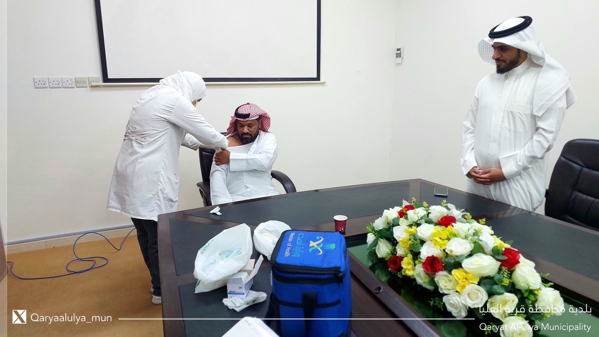 Qaryaalulya_mun's tweet photo. بالتعاون مع مستشفى قرية العليا العام، نظمت بلدية محافظة قرية العليا اليوم الثلاثاء حملة التطعيم ضد الإنفلونزا الموسمية، بهدف تعزيز صحة المجتمع وضمان بيئة عمل آمنة للجميع.

#احم_نفسك_ومجتمعك https://t.co/shVhQTnSCS