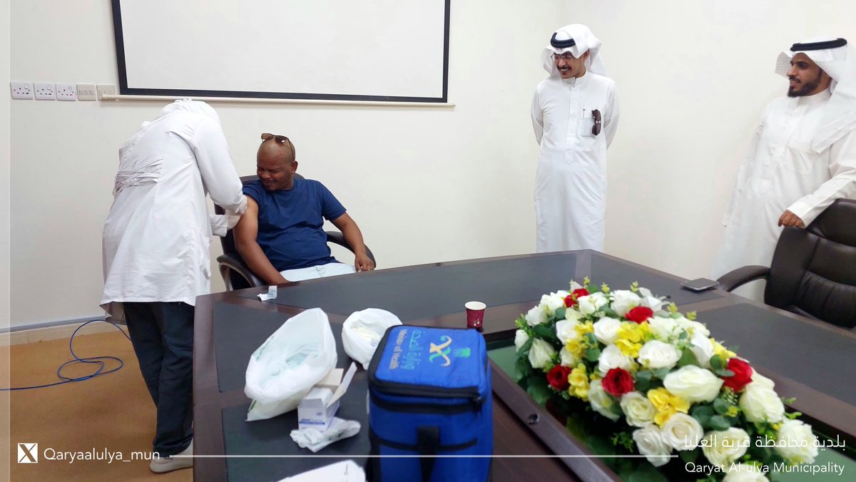 Qaryaalulya_mun's tweet photo. بالتعاون مع مستشفى قرية العليا العام، نظمت بلدية محافظة قرية العليا اليوم الثلاثاء حملة التطعيم ضد الإنفلونزا الموسمية، بهدف تعزيز صحة المجتمع وضمان بيئة عمل آمنة للجميع.

#احم_نفسك_ومجتمعك https://t.co/shVhQTnSCS
