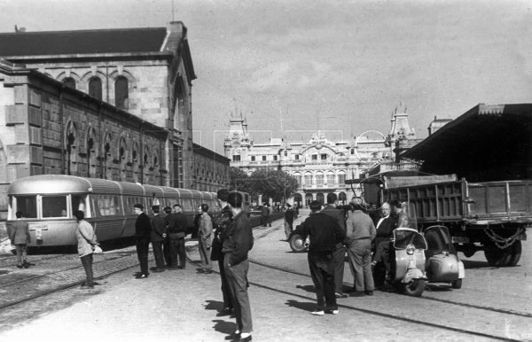 El tren Talgo II llega al puerto de Barcelona, en el periodo de prueba de la línea Madrid - Barcelona, 1959. #EFEfototeca