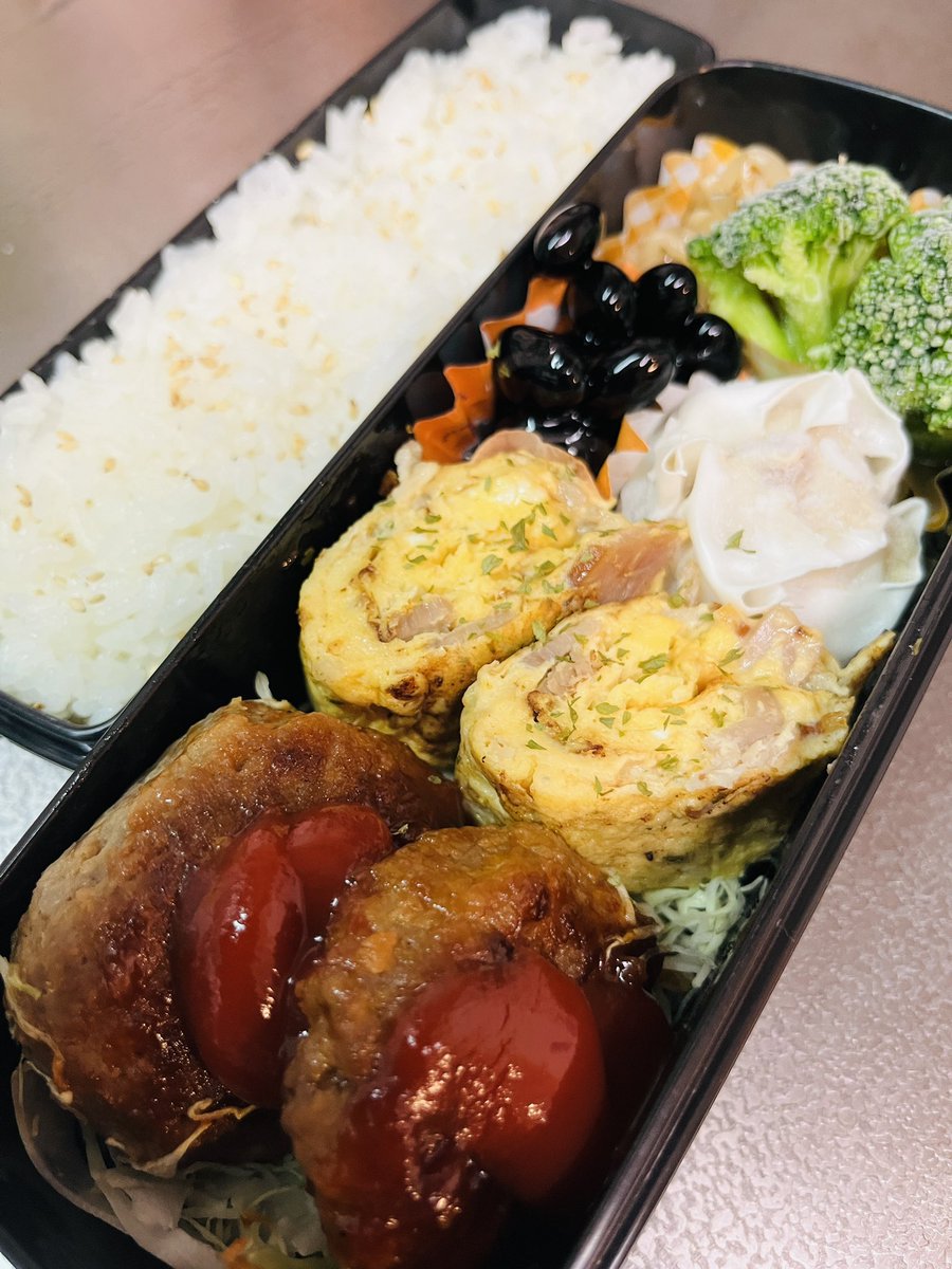 Boo_Po's tweet photo. ハンバーグ弁当

ハンバーグヘルパーなるものを初めて使ってみた！！
ふっくら��らかに仕上がるが…
普段いれないナツメグみたいな香辛料が効いてて…いつもの感じじゃなかったなぁ。
簡単で美味しいことは良いことだ

#お弁当 #お弁当記録
#おうちごはん #作り置き
#料理好きと繋がりたい
#旦那弁当 https://t.co/2XP8dXvNwa