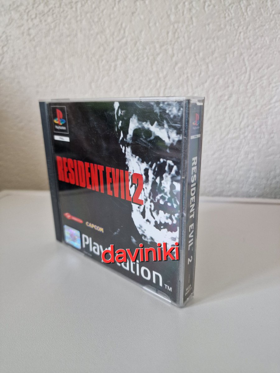 daviniki's tweet photo. Sa fait plaisir de retrouver l'ancien jeu vidéo ps1 resident evil 2 original année 1997,98 collector #PS1 #RETROGAMING #ResidentEvil #PlayStation #Capcom 👍👌😃 #jeuxvideo https://t.co/NWOpXfsOBg