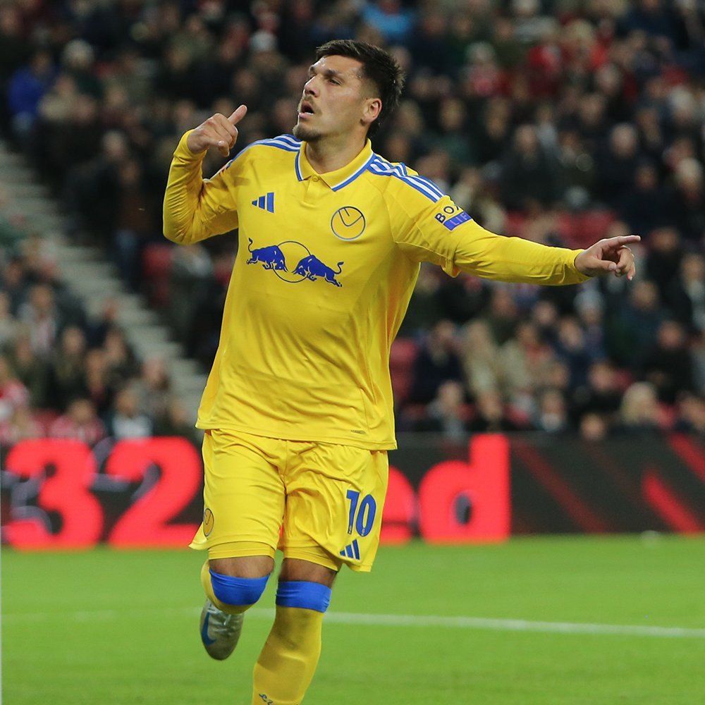Betfred's tweet photo. 🔥 | Over 200 forwards have been involved in the 2024/2025 Championship season so far, but just one of them has averaged over a goal per game - Leeds United's Joël Piroe.

#ALAW | #LUFC https://t.co/9Pi7yYdR9R