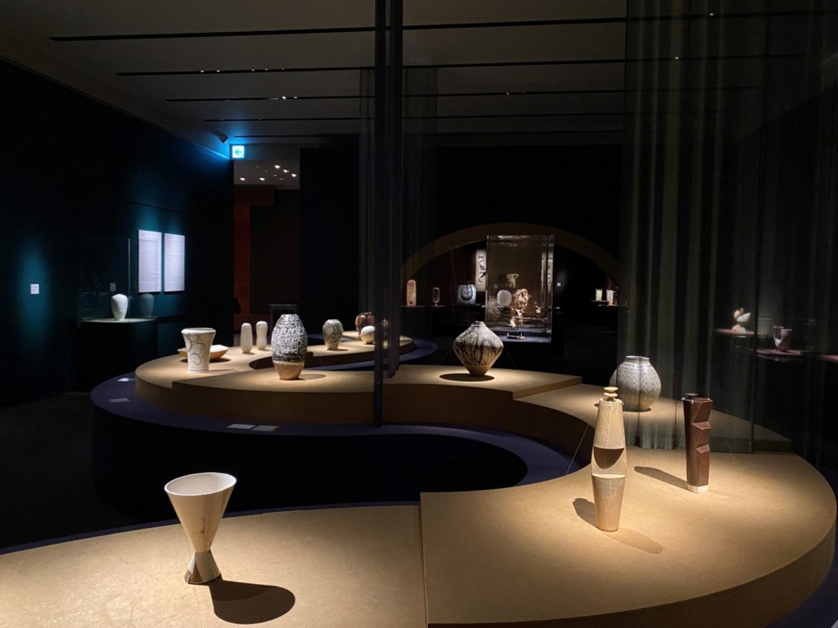 ceramicmagazine's tweet photo. In Avant-Garde Clay, Daria Melnikova examines the Sōdeisha group’s avant-garde impact on Japanese ceramics post-WWII. Reflecting on a recent exhibition, she reveals how their experimental vision continues to inspire today’s ceramic artists: https://t.co/CGt85j9rOR https://t.co/fTrtUG0Ilf
