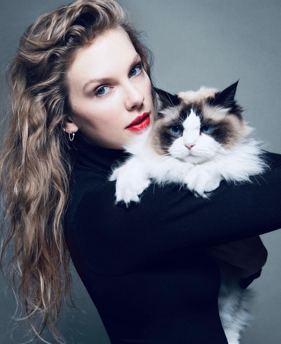 Rachel Zegler to Teen Vogue on people dissecting Taylor Swift’s life:

“‘Why is Taylor Swift XYZ?’ You don't know her. It's so [wild] that you're talking like that, because you don't know her. […] Spend your time learning a craft. Touch some grass. Kiss a girl, do something.”