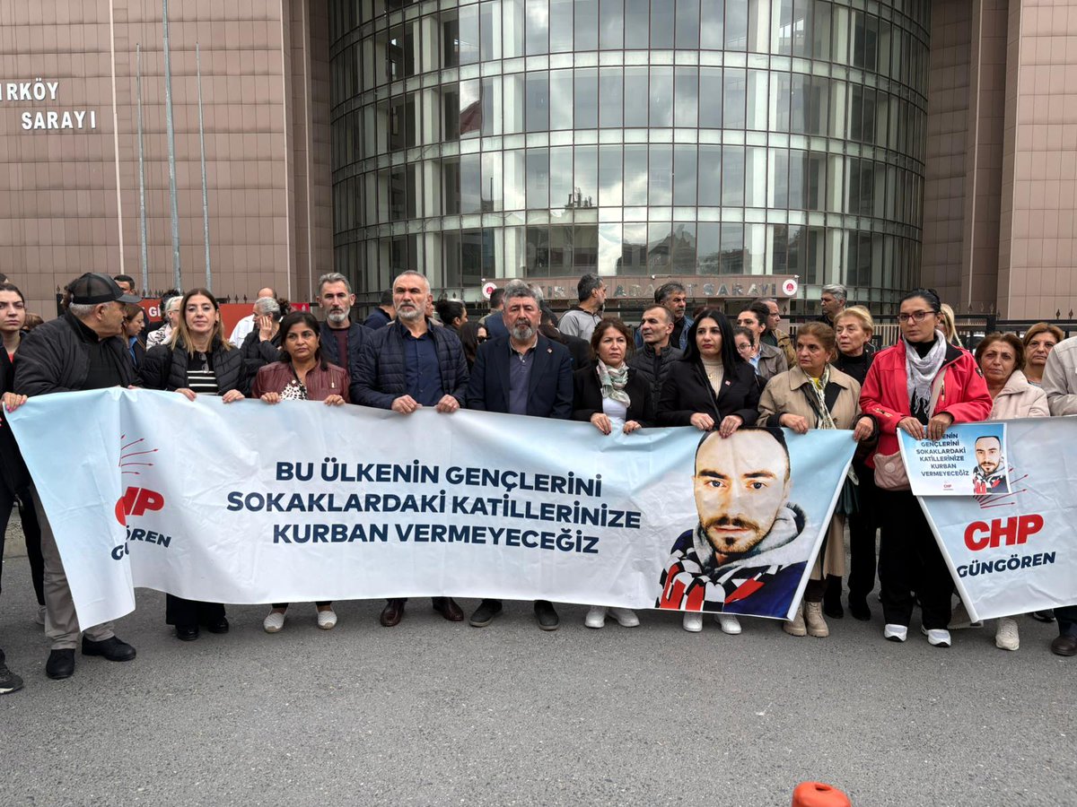 İnsan Haklarından Sorumlu İl Başkan Yardımcımız Selahattin Erbaş ve İnsan Hakları Komitemiz; sokak çetelerinin kahvehane baskını sırasında katledilen parti üyemiz Burak Kan için düzenlenen 'Burak'a Adalet' basın açıklamasına katıldı.