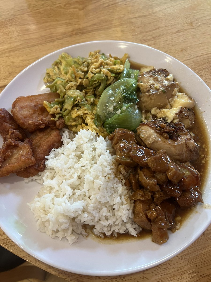 cambodiatasu's tweet photo. またメチャクチャ美味しいご飯屋さんをプノンペンで見つけてしまった。お店に入るとお皿に白米を入れてくれてその先にある30種類のおかず自分で選ぶ。肉も野菜も入れ放題で4ドル。マレーシアの経済飯がカンボジアでも食べられるなんて幸せ過ぎる🥹 https://t.co/UCgQY7Di9C