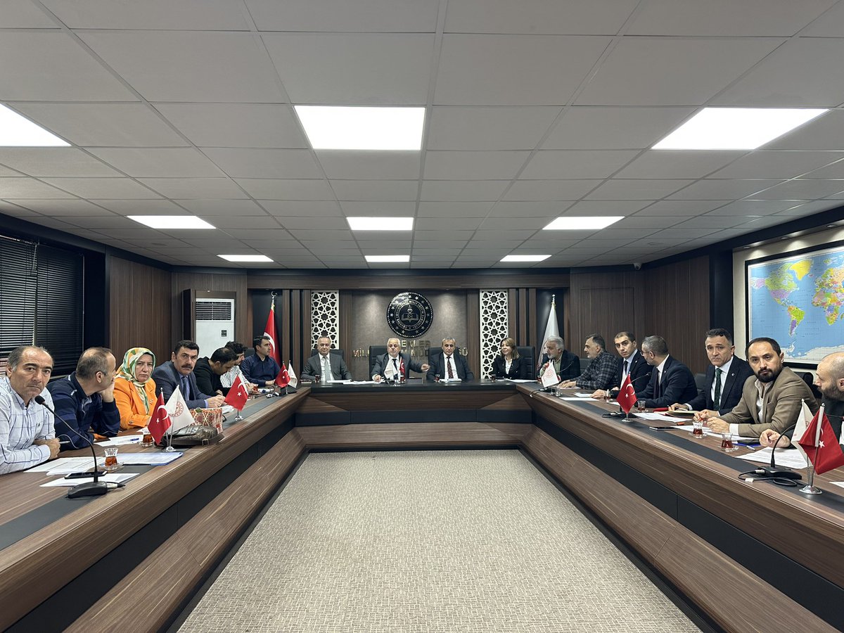 İlçemiz İlkokul Müdürleriyle spor kulüpleri değerlendirme toplantısı İlçe Millî Eğitim Müdürü Feyzullah Sert yürütücülüğünde gerçekleşti.