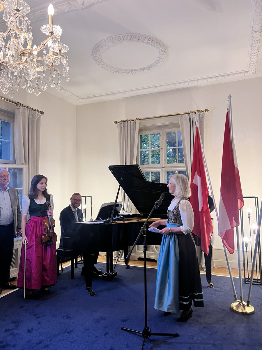 Impressionen der gestrigen Feier zum 🇦🇹 Nationalfeiertag mit Gästen aus 🇦🇹 🇨🇭🇪🇺🌍. Herzlichen Dank an unsere Ehrengäste <a href="/EvaHerzog_BS/">Eva Herzog</a> und <a href="/paganini_nr/">Nicolò Paganini</a> für die netten Worte zu den 🇦🇹 ~ 🇨🇭 Beziehungen und 🙏🏽 an die beiden Musiker:innen!
#Nationalfeiertag2024 <a href="/MFA_Austria/">MFA Austria</a> <a href="/SwissMFA/">Swiss MFA</a>
