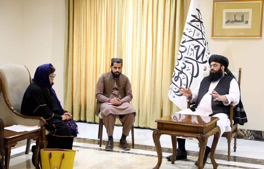 ARG_1880's tweet photo. محترم مولوی عبدالکبیر معاون سیاسی ریاست الوزراء، امروز با خانم روزا اتانبایوا نماینده خاص سرمنشی ملل متحد برای افغانستان و هیأت همراه اش در قصر سپیدار دیدار کرد.
ابتدا خانم روزا اتانبایوا از دیدار رهبران و بزرگان امارت اسلامی با مردم ابراز خرسندی کرد ... https://t.co/ptutNkuhOf