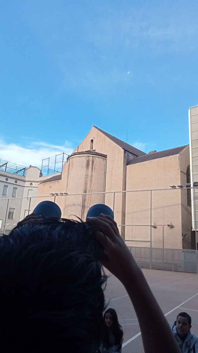 SagratCorDip's tweet photo. Els alumnes de l'optativa d'Astronomia de 1r d'ESO van poder observar la lluna minvant amb prismàtics; van veure amb més detall cràters i mars. També van conèixer el funcionament del planisferi per a orientar-se al cel de nit.
#astronomia #STEM #eixamplebcn @asterbarcelona https://t.co/eKCPRKl2iW