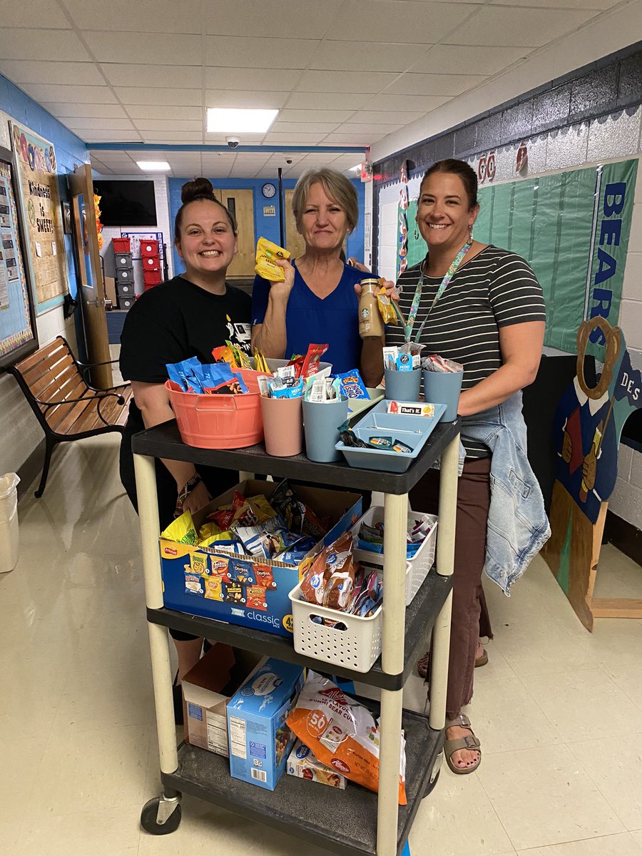 M_Wills2329's tweet image. It’s a “just cause” kind of day!  Thank you to the DES Parent-Teacher Committee for treating us!!  #justcause #whattimeisit @Desbears @DCS_TN