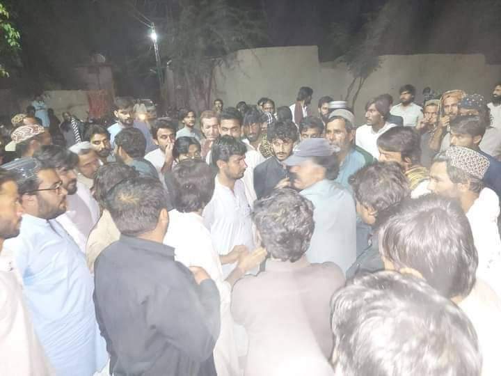 ZubairShahAgha1's tweet photo. ہرنائی پشتون تحفظ موومنٹ  کے کوارڈینٹر سید حفیظ شاہ کی 3MPO کے تحت ہرنائی بازار سے گرفتاری کے خلاف PTM کا لیویز تھانہ کے سامنے دھرنا دیدیا گیا ۔ جس ریاست میں احتجاج , جلسہ جلوس , فریاد کو جرم قرار دیا جایا, وہاں کے عوام کے پاس دوسرا کونسہ راستہ رہے جاتا ہیں؟
#ReleasePTMAactivists https://t.co/3lZSREeuW3