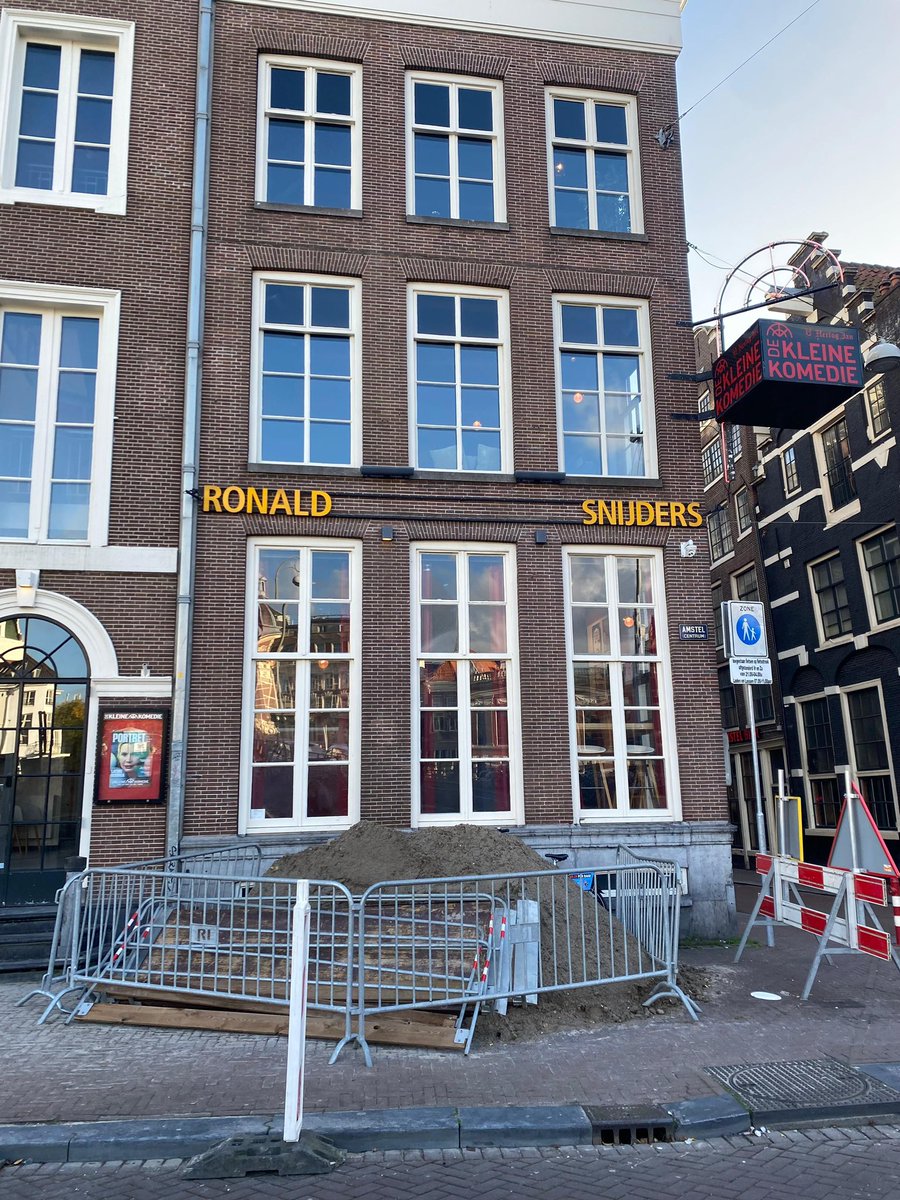 De Kleine Komedie (@dekleinekomedie) on Twitter photo Als de stoep voor de Komedie open ligt en de première van <a href="/NormaleMensen/">Ronald Snijders</a> voor de deur staat, dan zet onze huismeester Peter alles op alles om zijn naam op de gevel te zetten. Ook al ziet het er wat absurdistisch uit. Oh wacht... Als de stoep voor de Komedie open ligt en de première van <a href="/NormaleMensen/">Ronald Snijders</a> voor de deur staat, dan zet onze huismeester Peter alles op alles om zijn naam op de gevel te zetten. Ook al ziet het er wat absurdistisch uit. Oh wacht...