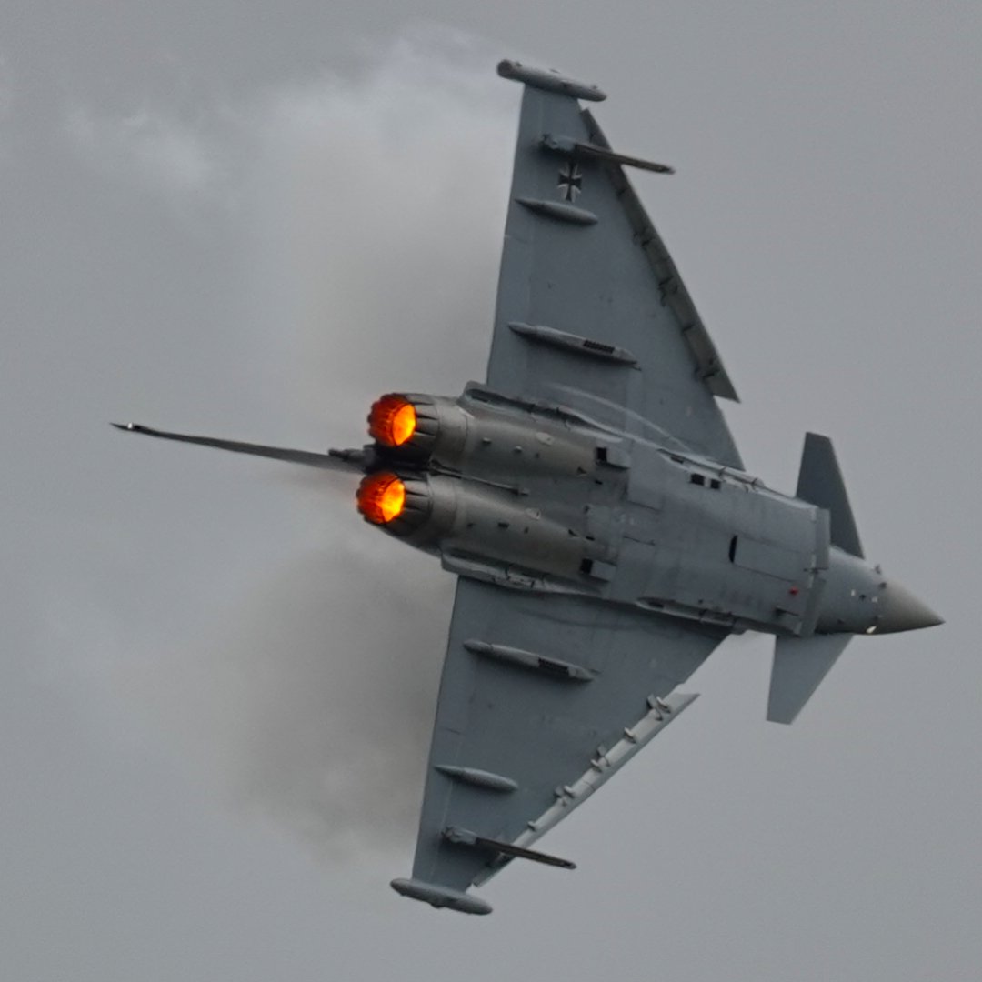 Michaelflying28's tweet photo. German Air Force EF-2000 Typhoon 30+69 displaying at RIAT 24.

#riat #raffairford #airtattoo #riat24 #luftwaffe #germanairforce #bundeswehrkarriere #bundeswehr #wirdienendeutschland #teamluftwaffe #typhoon #eurofightertyphoon #typhooneurofighter #eurofighter #ef2000 https://t.co/agKDzxEet2
